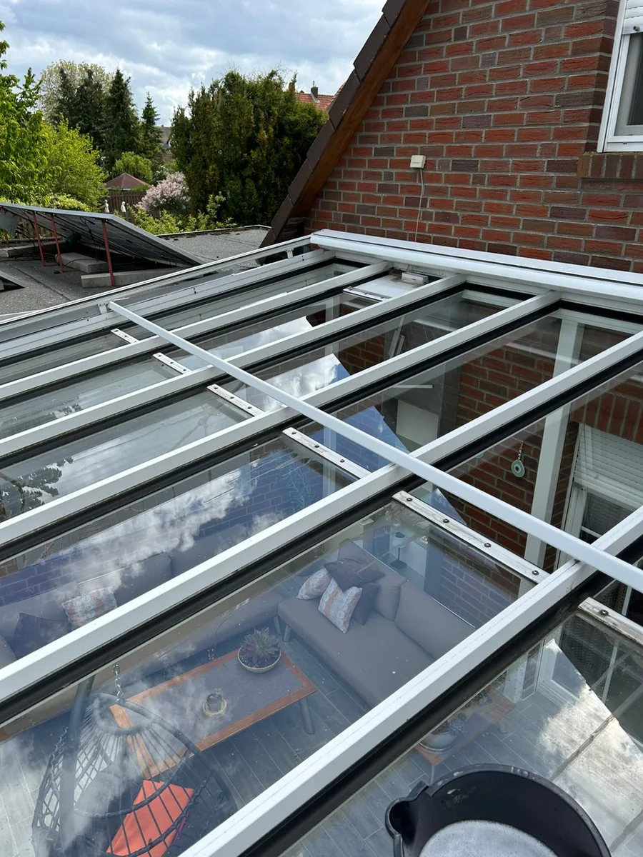 Sauber gereinigte Scheiben einer Terrassenüberdachung